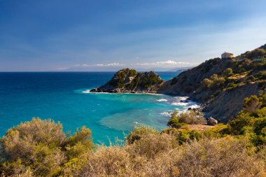 Yunan adası Evia kıyısı ve güneşli bir günde güzel deniz manzarası fantastik bulutlarla mavi gökyüzü, yatay çerçeve