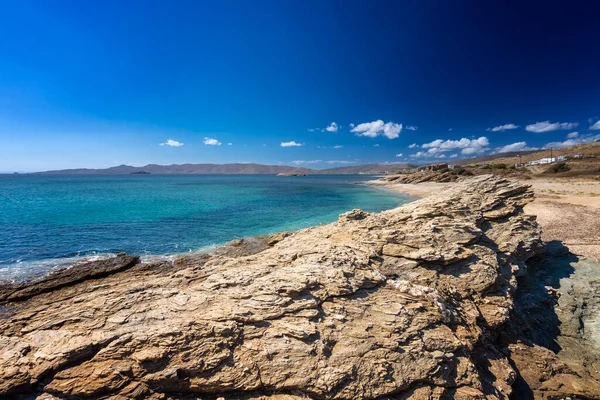 Yunan adası Evia kıyısı ve güneşli bir günde güzel deniz manzarası fantastik bulutlarla mavi gökyüzü, yatay çerçeve