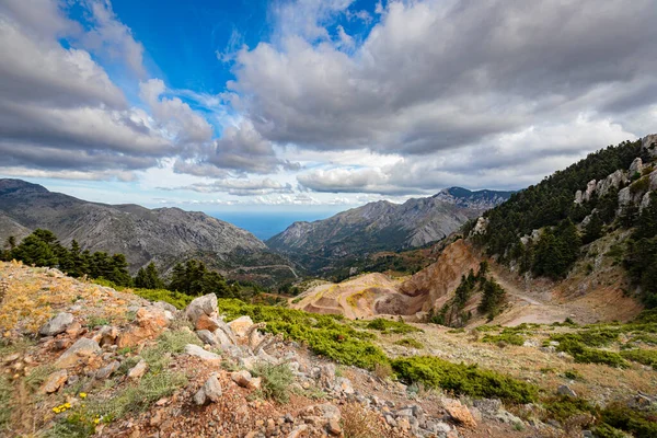 Yunanistan 'ın Evia adasının kıyılarından manzara ve güneşli bir günde deniz ve dağların güzel manzarası, yatay çerçeve