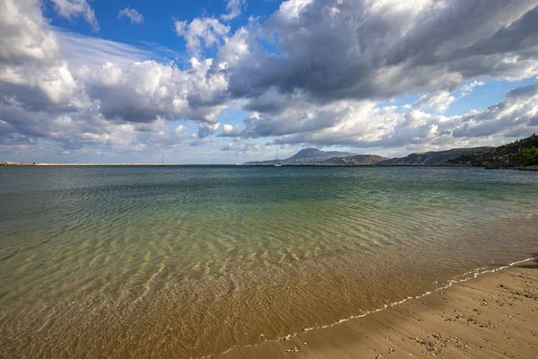 Yunan adası Evia kıyısı ve güneşli bir günde güzel deniz manzarası fantastik bulutlarla mavi gökyüzü, yatay çerçeve