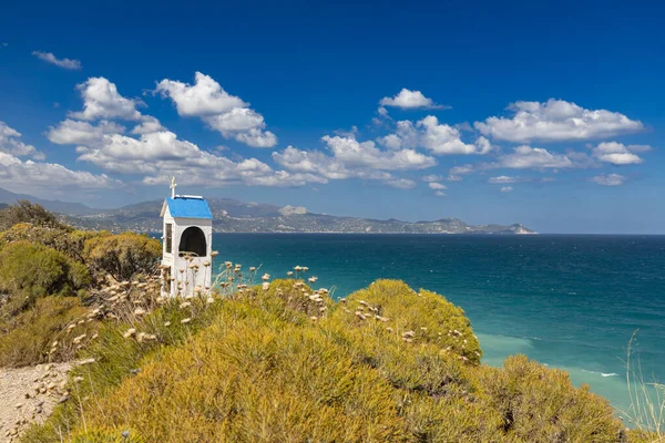 Yunan adası Evia kıyısı ve güneşli bir günde güzel deniz manzarası fantastik bulutlarla mavi gökyüzü, yatay çerçeve