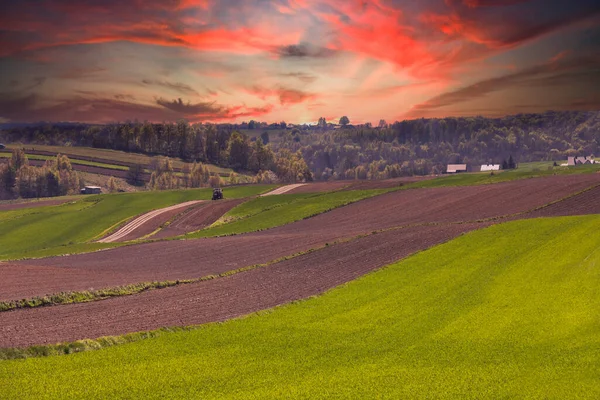 Зелено Коричневые Весенние Полосы Сельскохозяйственных Угодий Польша Весенняя Работа Фермеров — стоковое фото