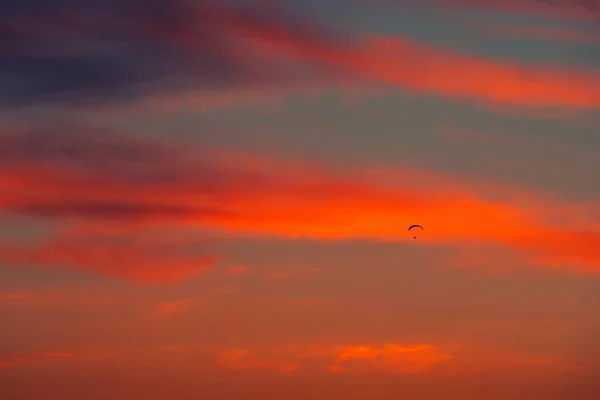 Paraglider Sky Picturesque Sunset Last Rays Setting Sun Landscape Colorful — Stock Photo, Image