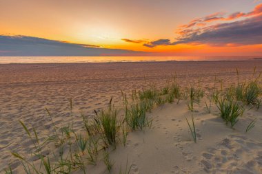 Denizin üzerinde güzel bir gün batımı, Baltık Denizi, Polonya,