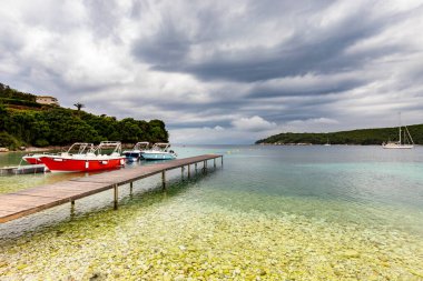 Kassiopi, Yunanistan Korfu 'daki güzel tropikal plaj.