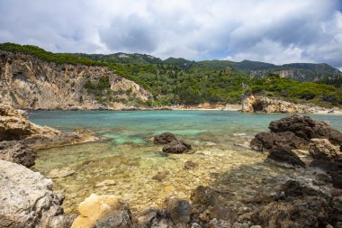 Paleokastritsa plajı, Korfu, Yunanistan 'da güzel tropikal plaj