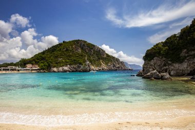 Paleokastritsa plajı, Korfu, Yunanistan 'da güzel tropikal plaj
