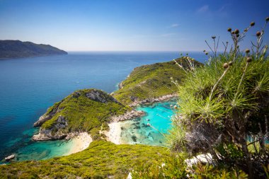 Yunanistan 'ın Korfu adasındaki Porto Timoni' de güzel bir yaz panoramik deniz manzarası.