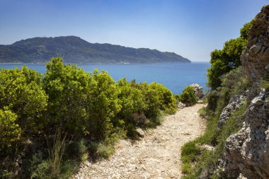 Yunanistan 'ın Korfu adasındaki Porto Timoni' de güzel bir yaz panoramik deniz manzarası.