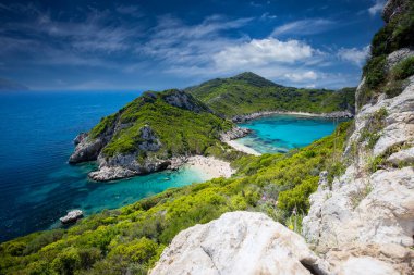 Yunanistan 'ın Korfu adasındaki Porto Timoni' de güzel bir yaz panoramik deniz manzarası.