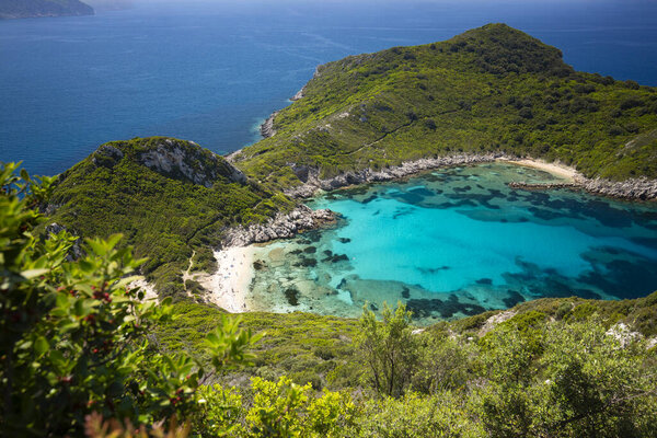 летний панорамный мыс Мбаппе в Порто Тимони на греческом острове Корфу.