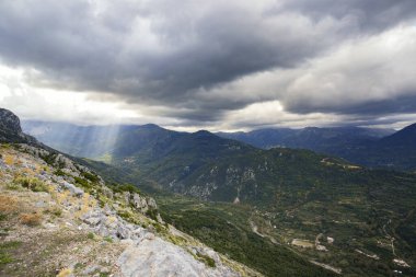 Dağın tepesinden dağ vadisi manzarası