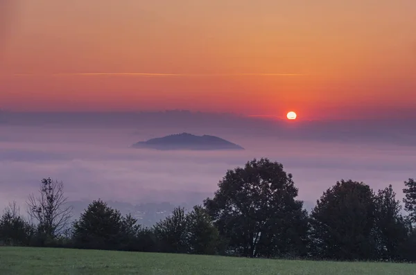 Yaz Manzarası Dağlarda Sisli Bir Sabah Polonya Beskid Dağları Nın — Stok fotoğraf