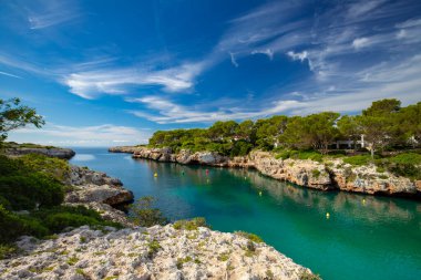 İspanya 'nın Menorca adasının deniz manzarası ve kayalık kıyıları