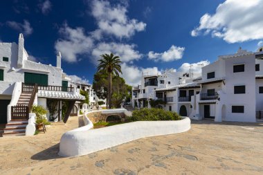 İspanya 'nın Binibeca Vell kentindeki Menorca caddelerinde beyaz evler