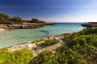 İspanya 'nın Menorca adasının deniz manzarası ve kayalık kıyıları
