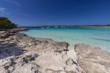 İspanya 'nın Menorca adasının deniz manzarası ve kayalık kıyıları