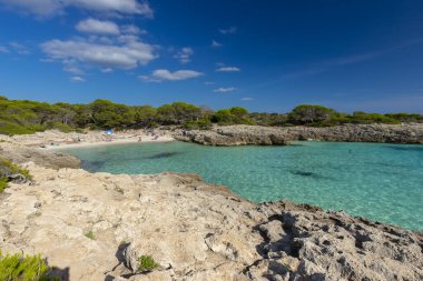 İspanya 'nın Menorca adasının deniz manzarası ve kayalık kıyıları