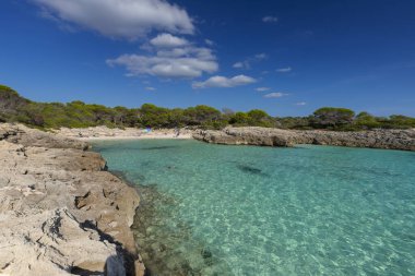 İspanya 'nın Menorca adasının deniz manzarası ve kayalık kıyıları