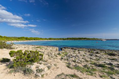 İspanya 'nın Menorca adasının deniz manzarası ve kayalık kıyıları