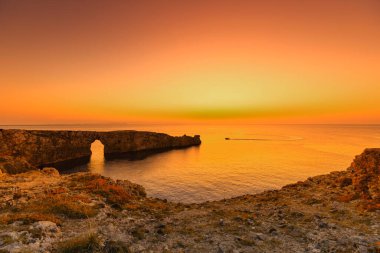 Menorca 'da deniz manzarası ve gün batımı