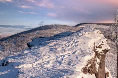 Dağlardaki güzel kış manzarası