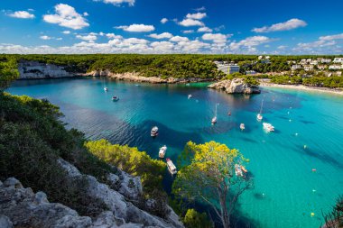 Deniz manzarası, güzel bir İspanyol adası olan Menorca, açık hava çekimi.