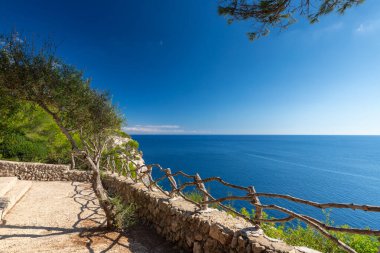 Deniz manzarası, güzel bir İspanyol adası olan Menorca, açık hava çekimi.