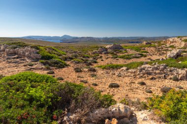 Deniz manzarası, güzel bir İspanyol adası olan Menorca, açık hava çekimi.