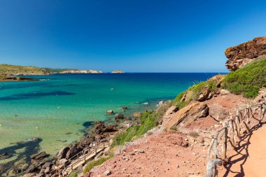 Deniz manzarası, güzel bir İspanyol adası olan Menorca, açık hava çekimi.