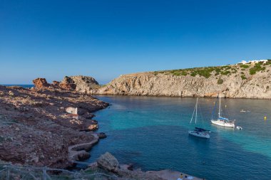 Deniz manzarası, güzel bir İspanyol adası olan Menorca, açık hava çekimi.