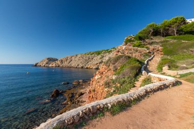 Deniz manzarası, güzel bir İspanyol adası olan Menorca, açık hava çekimi.