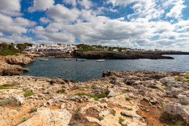 Deniz manzarası, güzel bir İspanyol adası olan Menorca, açık hava çekimi.