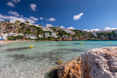 Deniz manzarası, güzel bir İspanyol adası olan Menorca, açık hava çekimi.