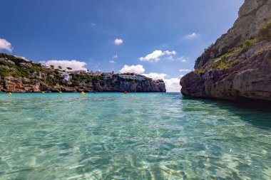 Deniz manzarası, güzel bir İspanyol adası olan Menorca, açık hava çekimi.