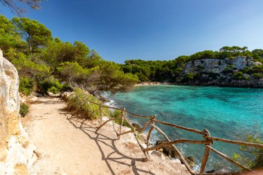 Deniz manzarası, güzel bir İspanyol adası olan Menorca, açık hava çekimi.