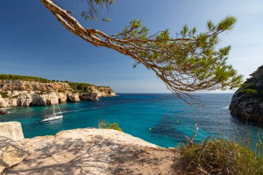 Deniz manzarası, güzel bir İspanyol adası olan Menorca, açık hava çekimi.