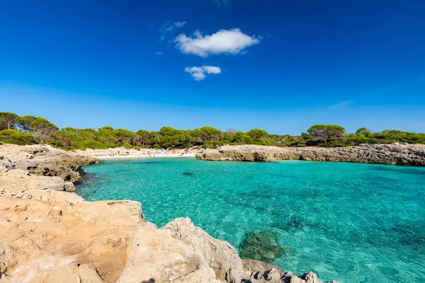 Deniz manzarası, güzel bir İspanyol adası olan Menorca, açık hava çekimi.