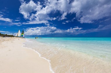 Varadero 'da güneşli bir günde güzel kumlu bir sahil. Küba 'da okyanus manzarası. Yaz egzotik tatili