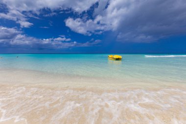 Varadero 'da güneşli bir günde güzel kumlu bir sahil. Küba 'da okyanus manzarası. Yaz egzotik tatili