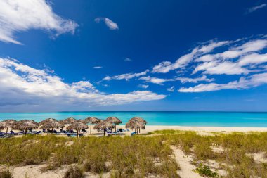 Varadero 'da güneşli bir günde güzel kumlu bir sahil. Küba 'da okyanus manzarası. Yaz egzotik tatili