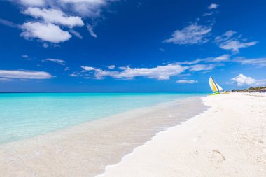 Varadero 'da güneşli bir günde güzel kumlu bir sahil. Küba 'da okyanus manzarası. Yaz egzotik tatili