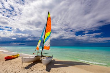Varadero 'da güneşli bir günde güzel kumlu bir sahil. Küba 'da okyanus manzarası. Yaz egzotik tatili