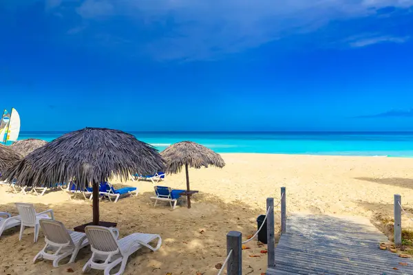 Varadero 'da güneşli bir günde güzel kumlu bir sahil. Küba 'da okyanus manzarası. Yaz egzotik tatili