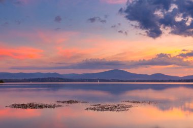 Akşamları gölde gün batımı
