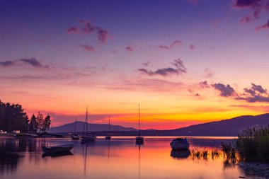 Akşamları gölde gün batımı