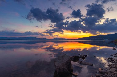 Akşamları gölde gün batımı