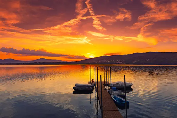 Akşamları gölde gün batımı