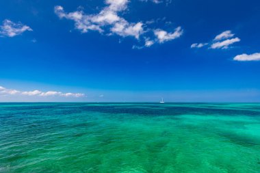 Atlantik Okyanusu 'nun kristal suyu ve mavi gökyüzü. Karayip Denizi 'ndeki tropik ada. Egzotik yolculuk ve katamaran gezisi