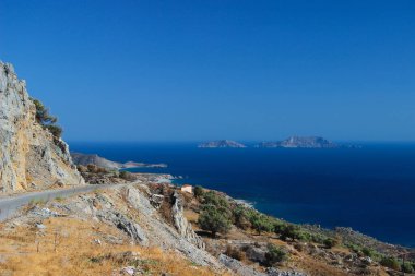 Deniz manzarası, masmavi deniz ve mavi gökyüzü, duvar kağıdı. Yunan adasının kıyısı, Girit 'in egzotik adası.